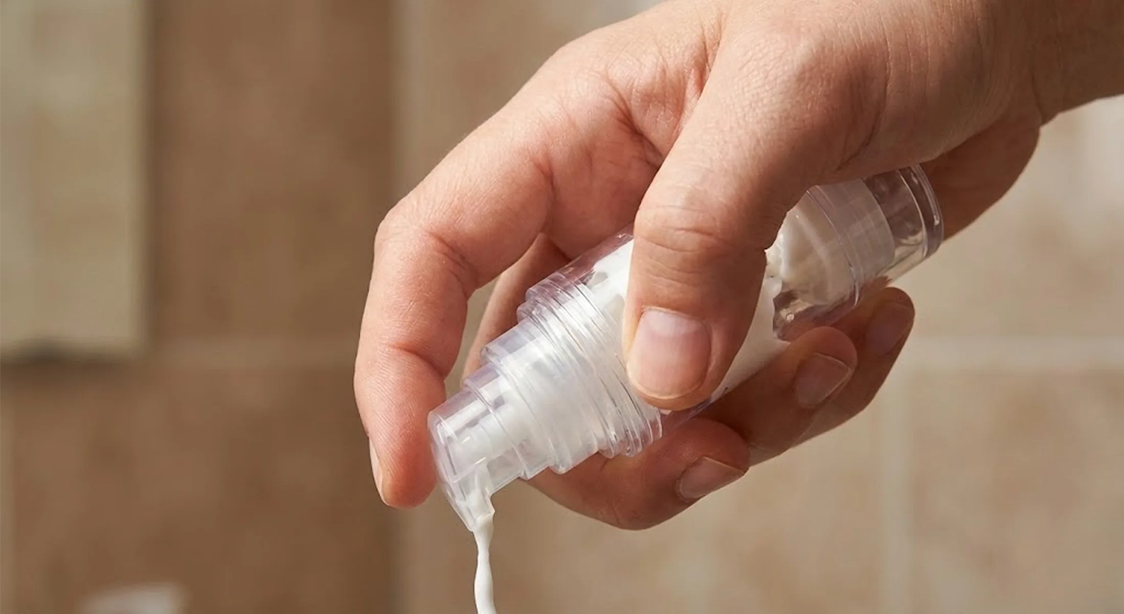 Usage Scenario: Showing a user holding an airless bottle upside down (e.g., spraying back acne treatment) and it dispensing smoothly.