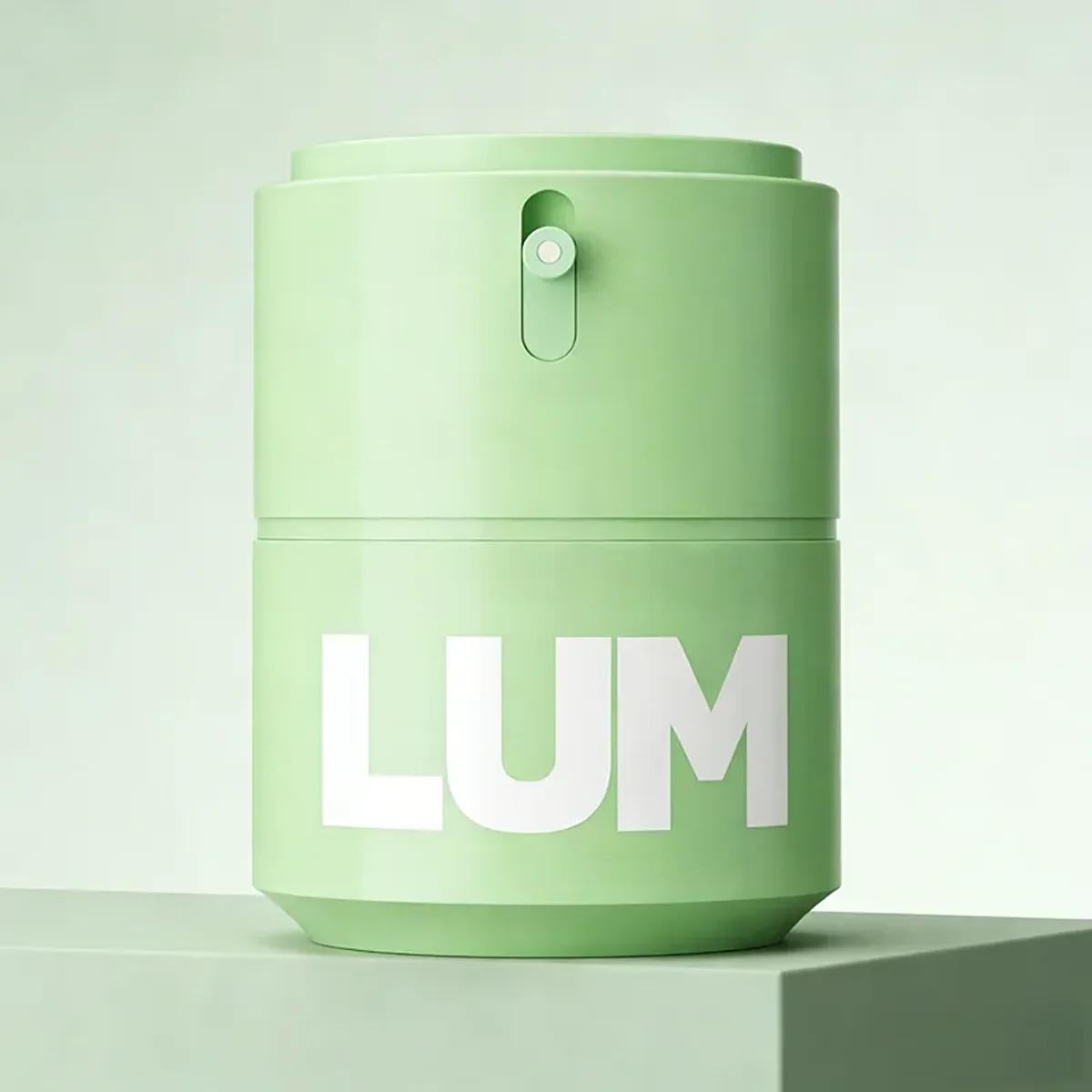 Close-up of the hygienic twist-lock mechanism and central pump, engineered to prevent formula oxidation without a cap.