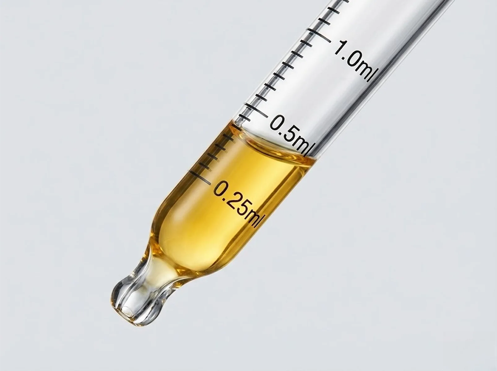 Technical Diagram: Showing graduation marks on a glass pipette and liquid volume at different squeeze depths.