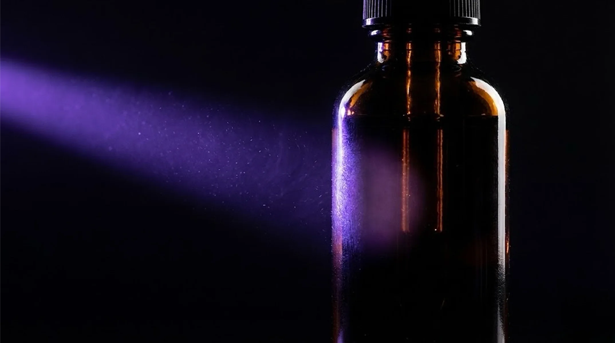 Technical diagram showing how dark glass blocks UV rays from penetrating the bottle.