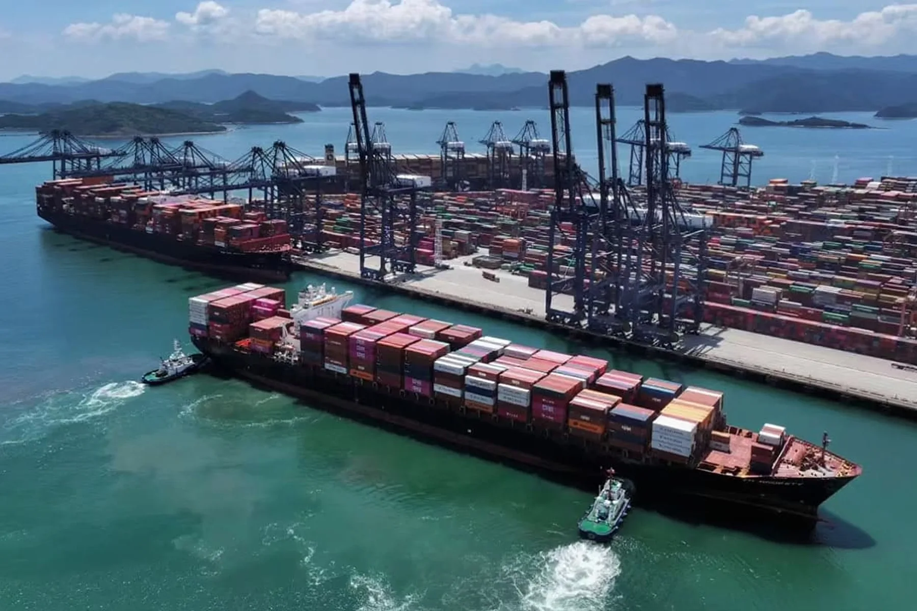 Global logistics warehouse for custom skincare packaging export and distribution