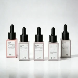 Pastel customized heavy glass serum packaging manufactured by Lumlun, featuring the LUM logo for premium brand identity.