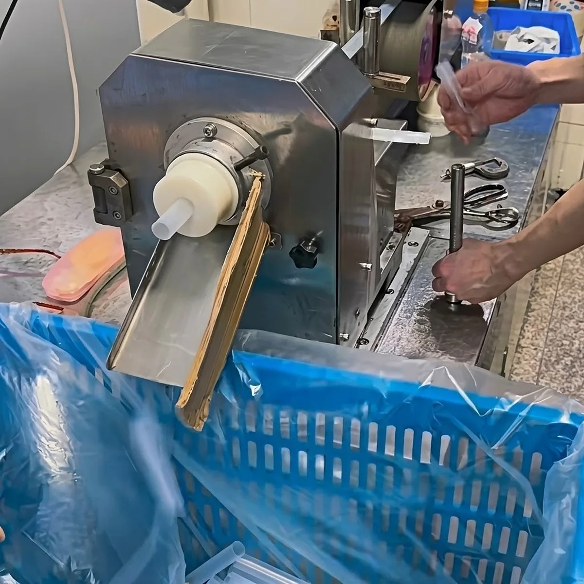 Automated precision tail cutting for unsealed cosmetic tubes to ensure clean edges.