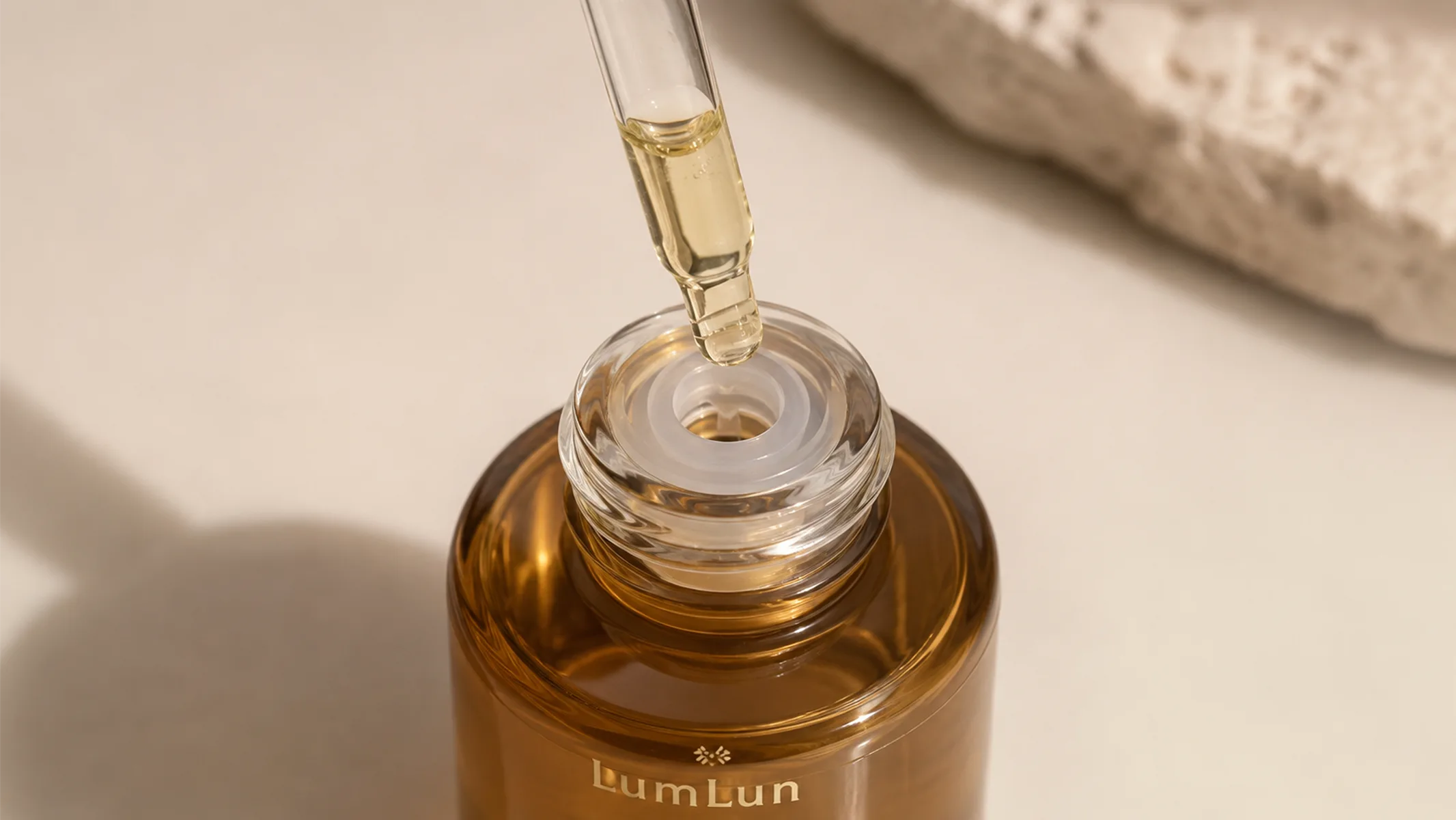 LumLun amber dropper bottle with inner plug detail for cleaner oil serum use
