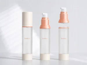 Drei LumLun Airless-Pumpflaschen mit geschlossener Kappe, montierter Pumpe und abgenommener Pumpeneinheit