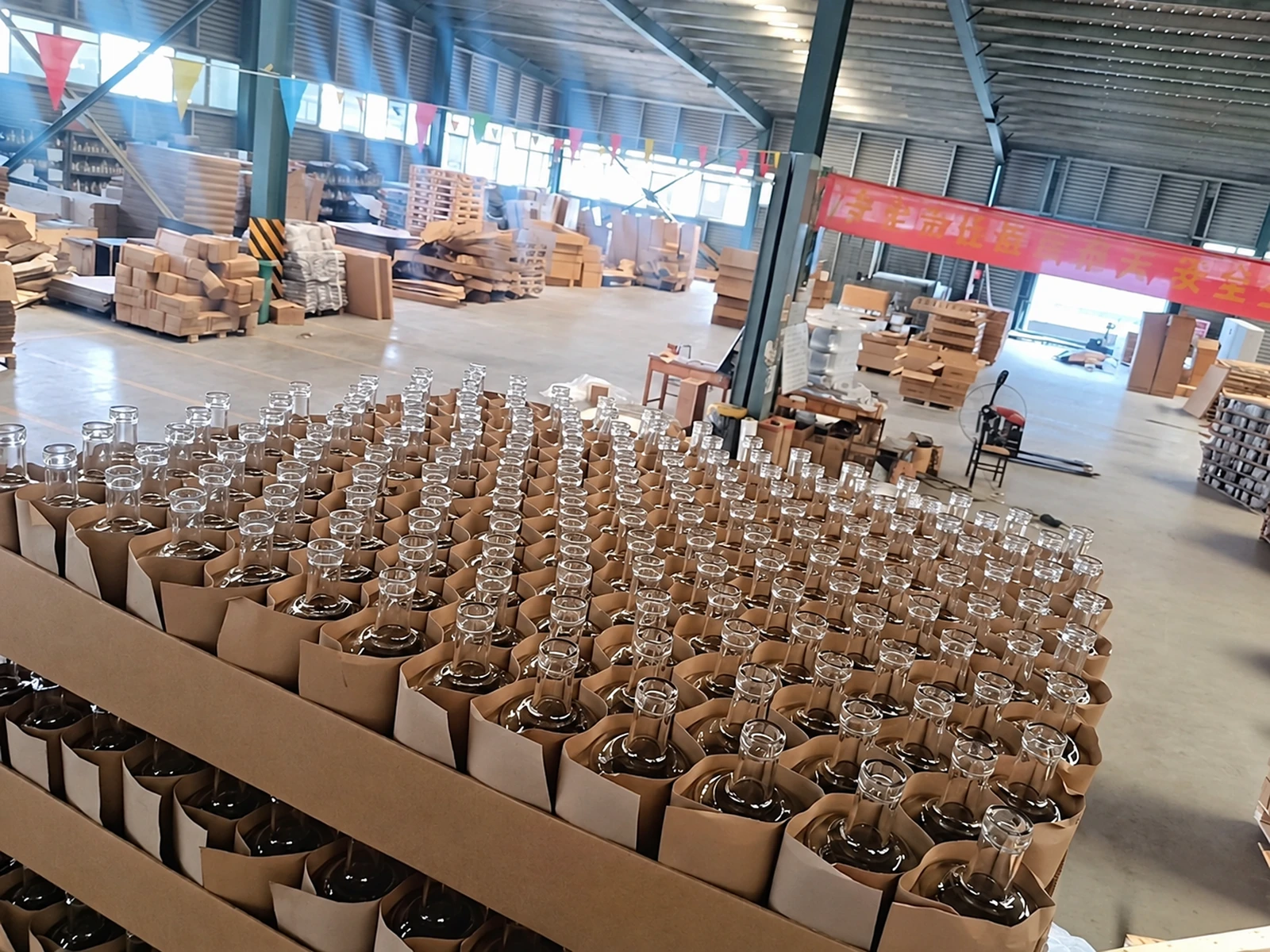 Glass cosmetic bottles protected with cardboard dividers for standard factory packing