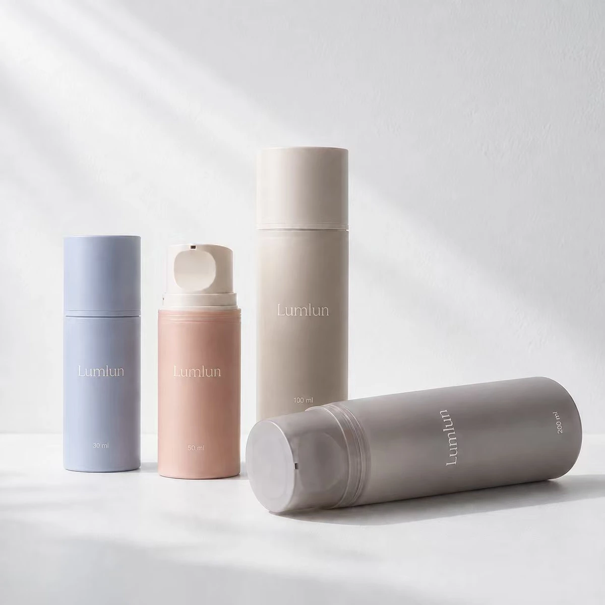 Mixed display of LumLun PP airless bottles in multiple sizes