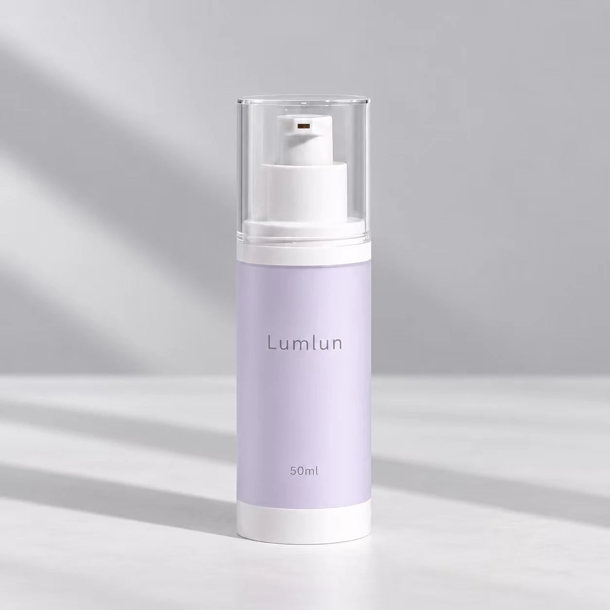 Botella airless LumLun individual de 50 ml en MS + PP con envase interior reemplazable, cuerpo lila, bomba blanca y tapa protectora transparente