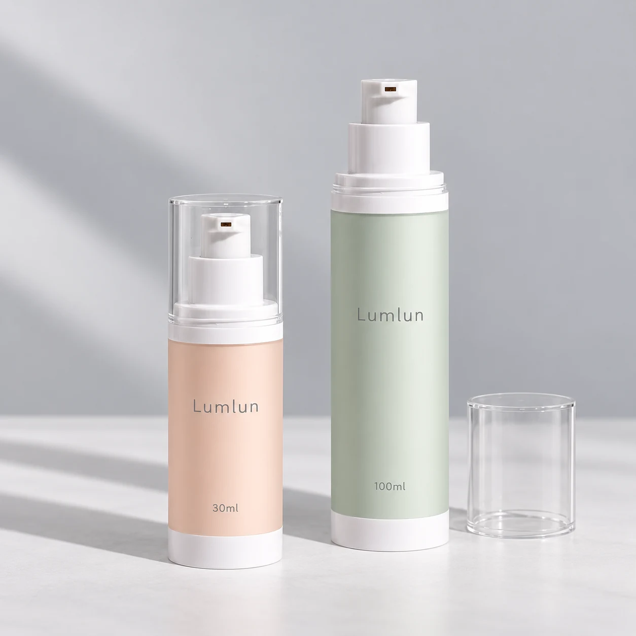 Botellas airless LumLun de MS + PP con envase interior reemplazable en 30 y 100 ml, una bomba descubierta y una tapa transparente al lado