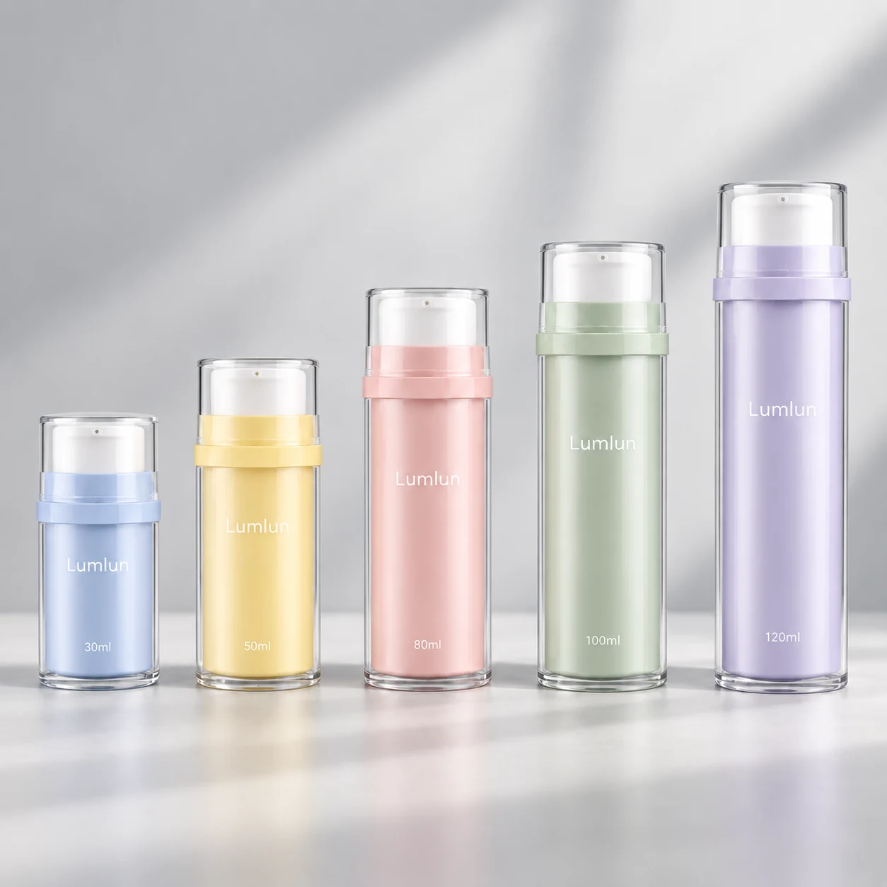Cinco botellas airless LumLun de PS + PP con envase interior reemplazable en 30, 50, 80, 100 y 120 ml ordenadas por capacidad