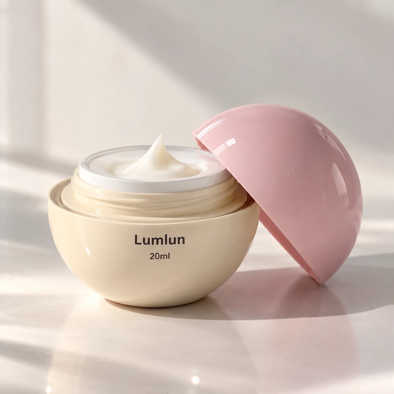Tarro esférico LumLun de 20 ml abierto con crema y tapa abombada junto al tarro