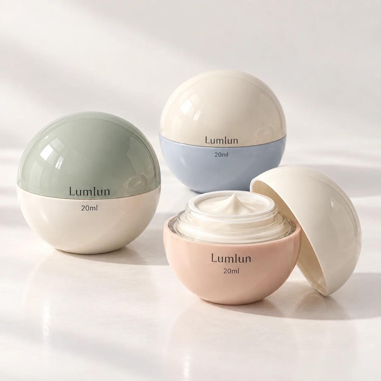 Tarros esféricos LumLun de 20 ml en tonos pastel con un tarro abierto y el recipiente interior visible