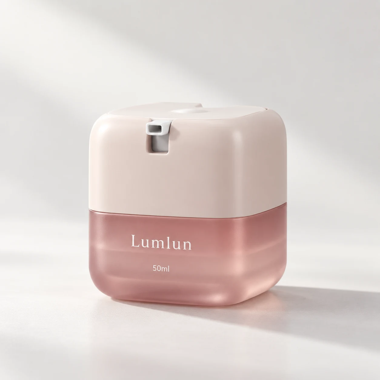 Einzelner quadratischer LumLun PETG-Airless-Tiegel 50 ml mit cremefarbenem Oberteil und transluzent rosafarbenem Unterkörper
