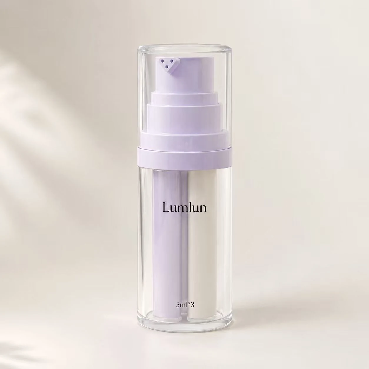 Einzelne lilafarbene LumLun Dreikammer-Airless-Flasche 3 × 5 ml mit transparenter Außenhülle und getrennten Kammern