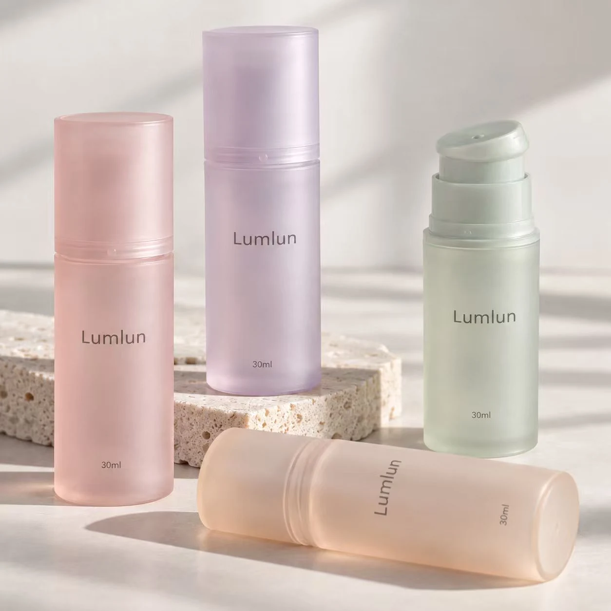 LumLun 30-ml-PP-Pumpflaschen für Foundation mit geschlossener und geöffneter Pumpenansicht