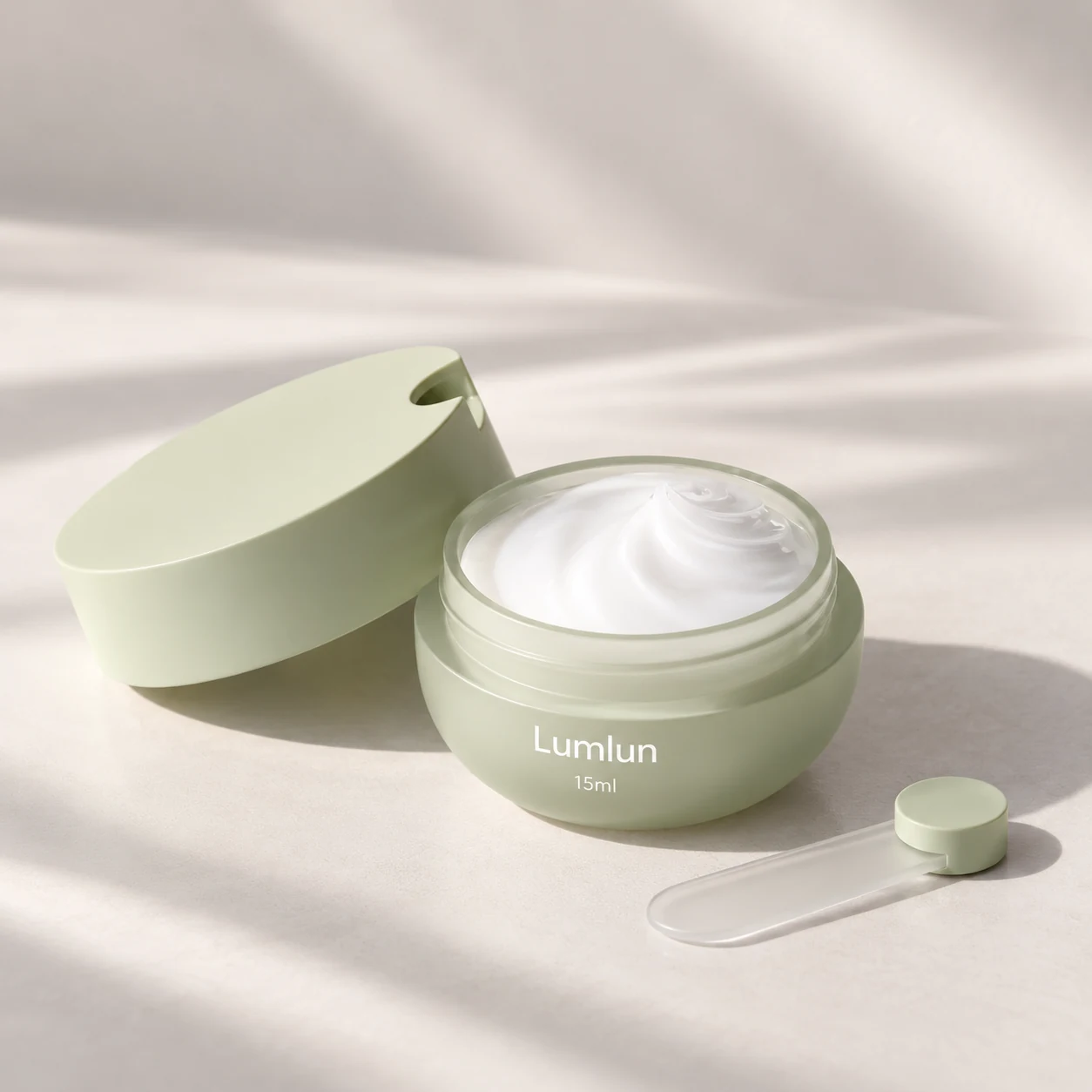 Tarro pequeño LumLun de PP de 15 g abierto con espátula cosmética a juego