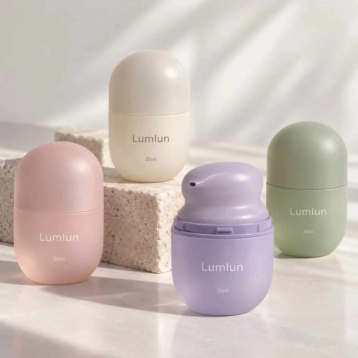 Botellas airless LumLun tipo cápsula en colores pastel con una bomba visible