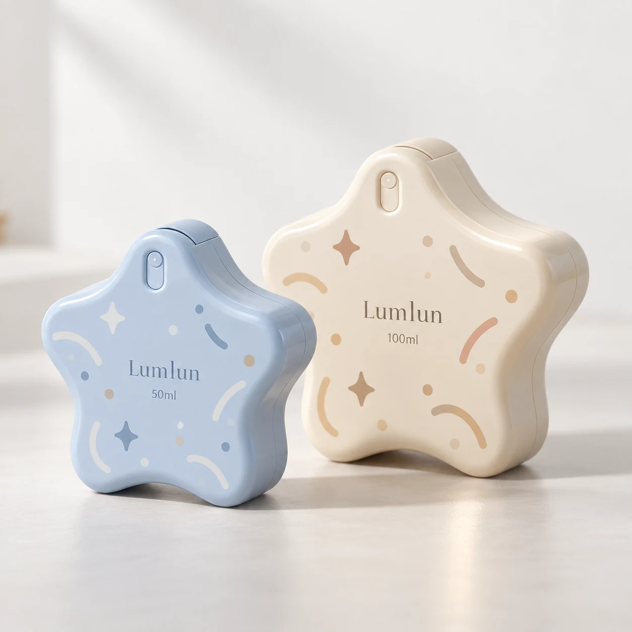 Diseños LumLun de botellas spray con forma de estrella en azul y crema
