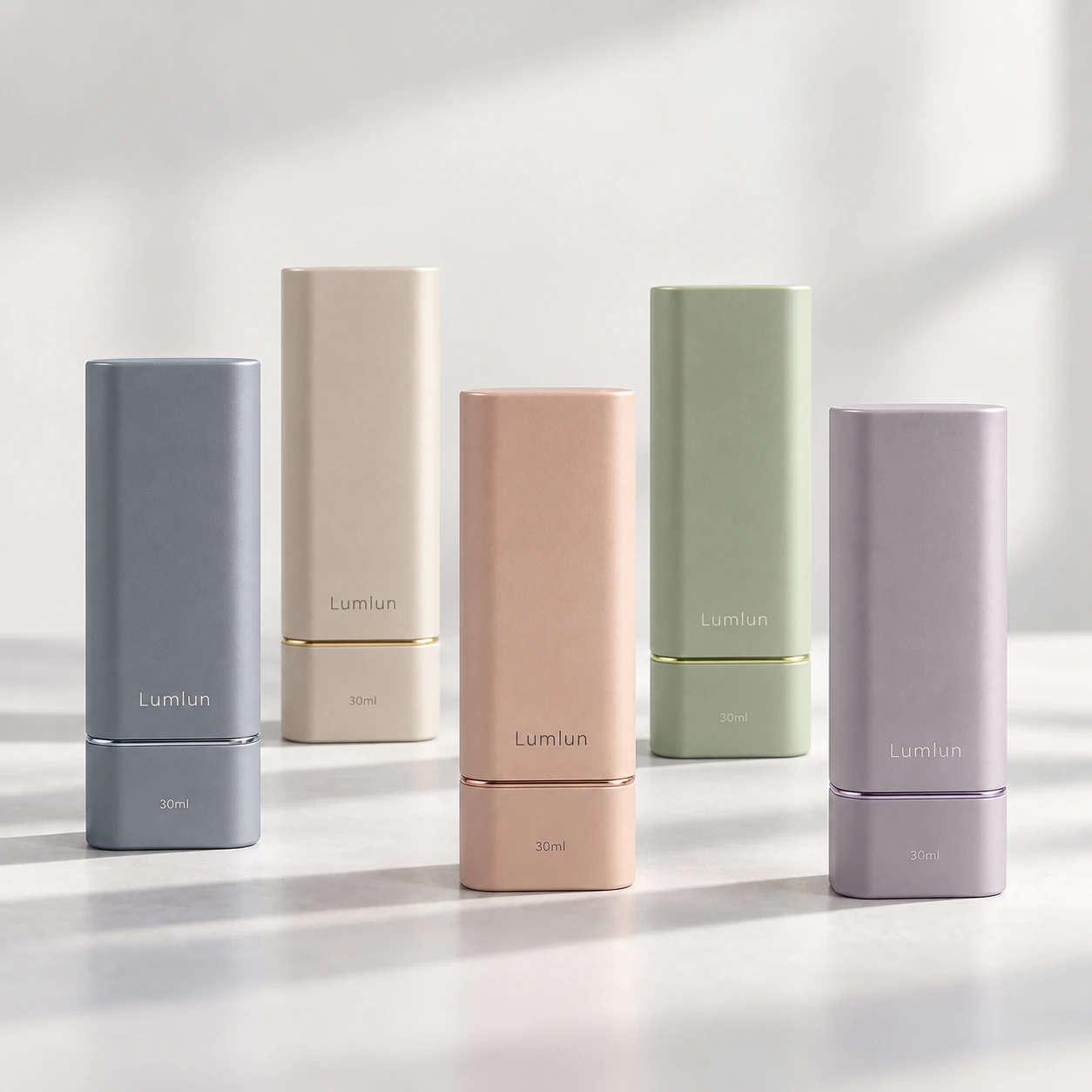 Cinco botellas airless cuadradas giratorias LumLun de PP + ABS de 30 ml cerradas en azul, crema, melocotón, verde y lila