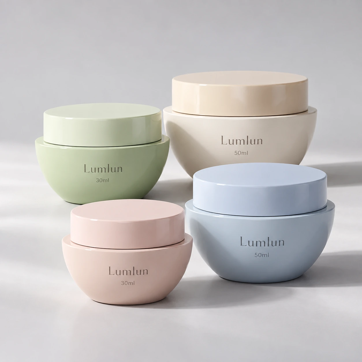 Vier LumLun PP-Cremetiegel in Schalenform in 30 und 50 ml mit pastellfarbenen Kombinationen
