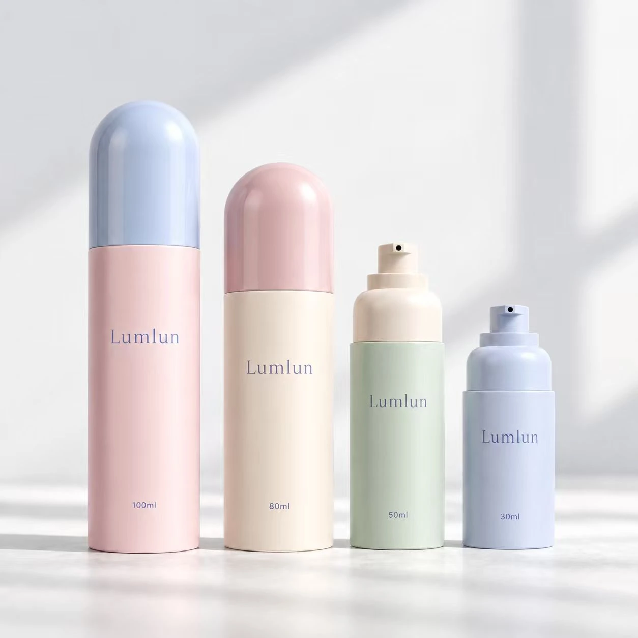 Cuatro botellas airless tipo cápsula LumLun de PP en 30, 50, 80 y 100 ml ordenadas por tamaño