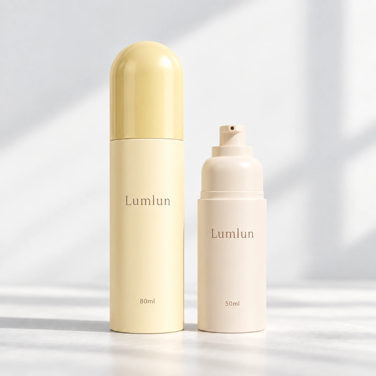 Botellas airless tipo cápsula LumLun de PP con una botella amarilla de 80 ml cerrada y una crema de 50 ml con bomba expuesta