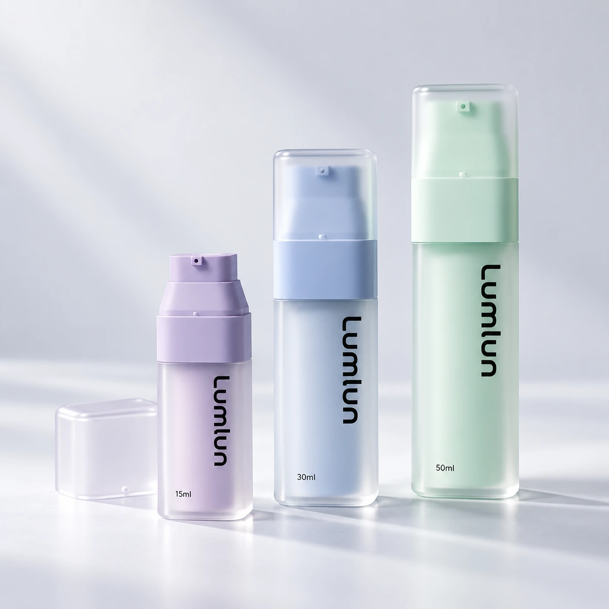 Tres botellas airless cuadradas LumLun de PP + PS en 15, 30 y 50 ml con cuerpos exteriores translúcidos pastel