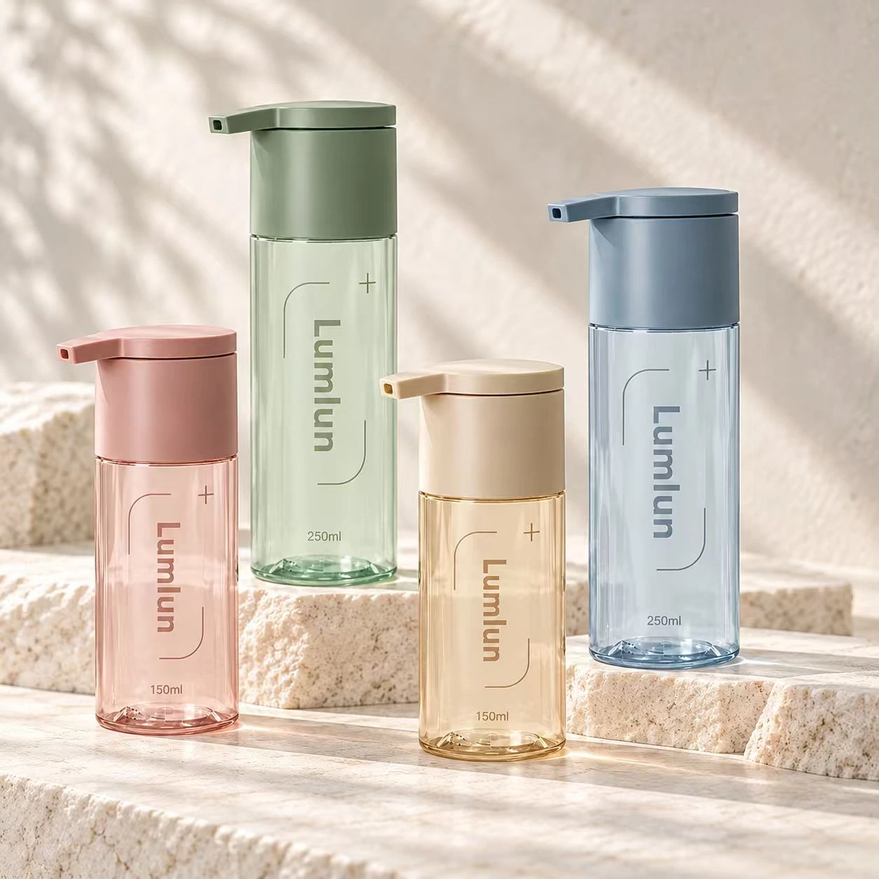 Cuatro botellas PET de lavado con ventana transparente en colores pastel con tamaños de 150 ml y 250 ml.