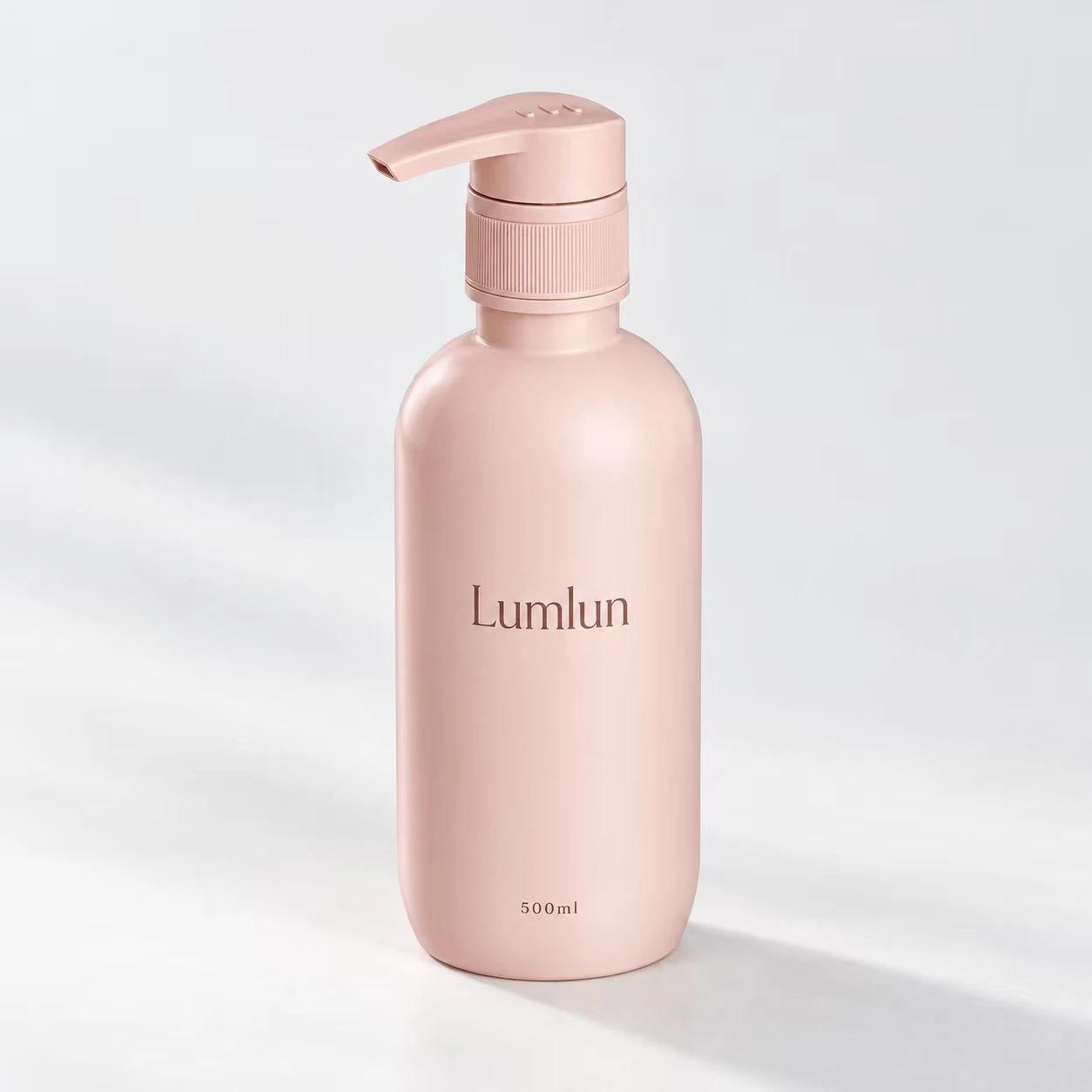 Botella PET redondeada con bomba de 500 ml en rosa suave.